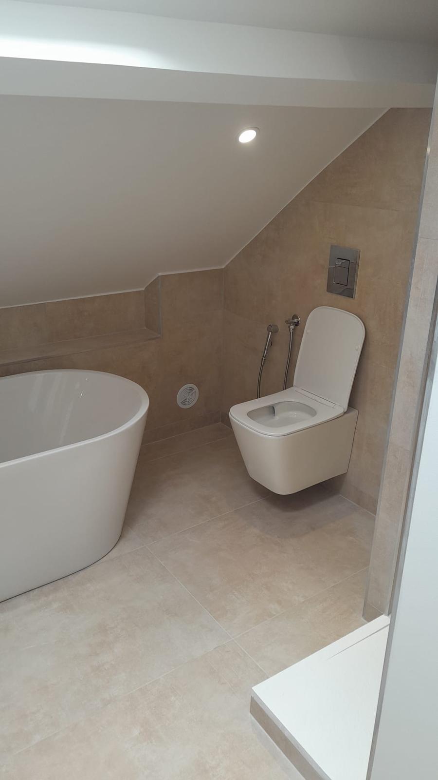 Salle de bains avec baignoire — réalisation RENOVAL PLUS